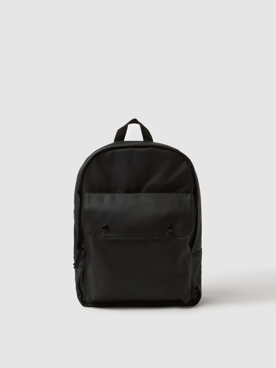 Black backpack with adjustable shoulder straps and front pocket_0