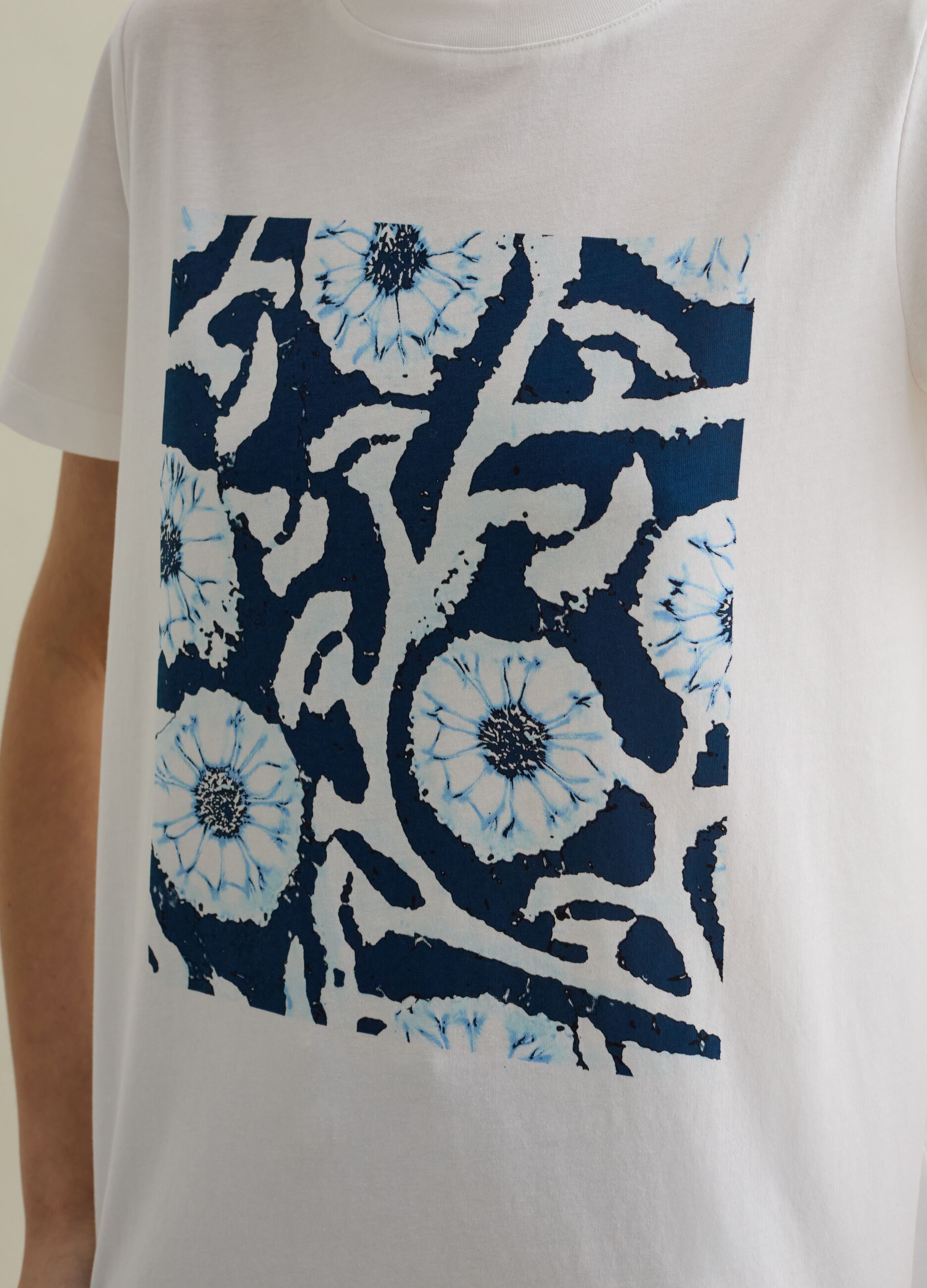 White T-shirt with short sleeves and print