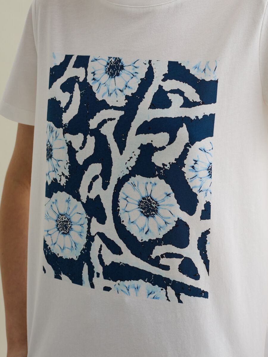 White T-shirt with short sleeves and print_2