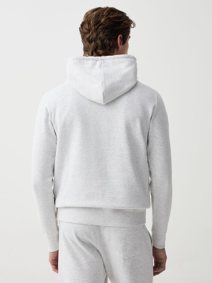 Sweatshirt with hood and pocket_2
