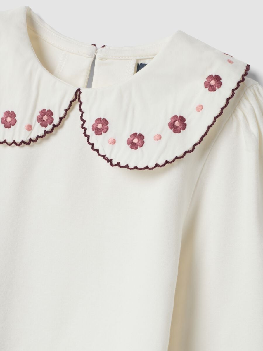 T-shirt bianca girocollo in cotone elasticizzato con colletto ricamato_2