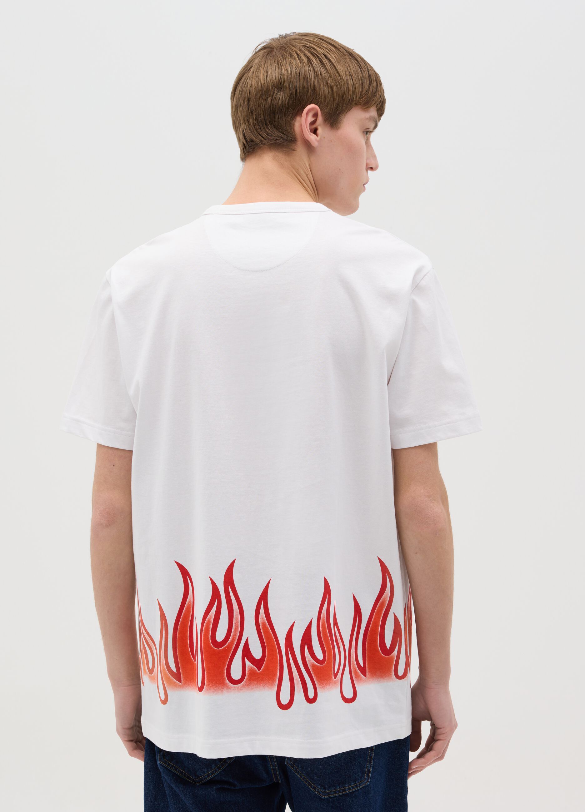 White short-sleeved T-shirt with flames print