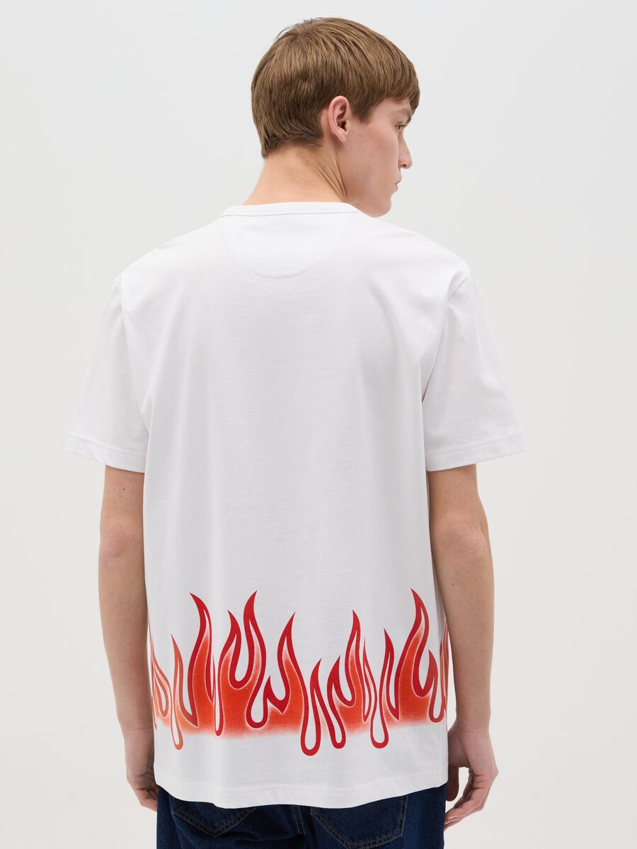 White short-sleeved T-shirt with flames print_3