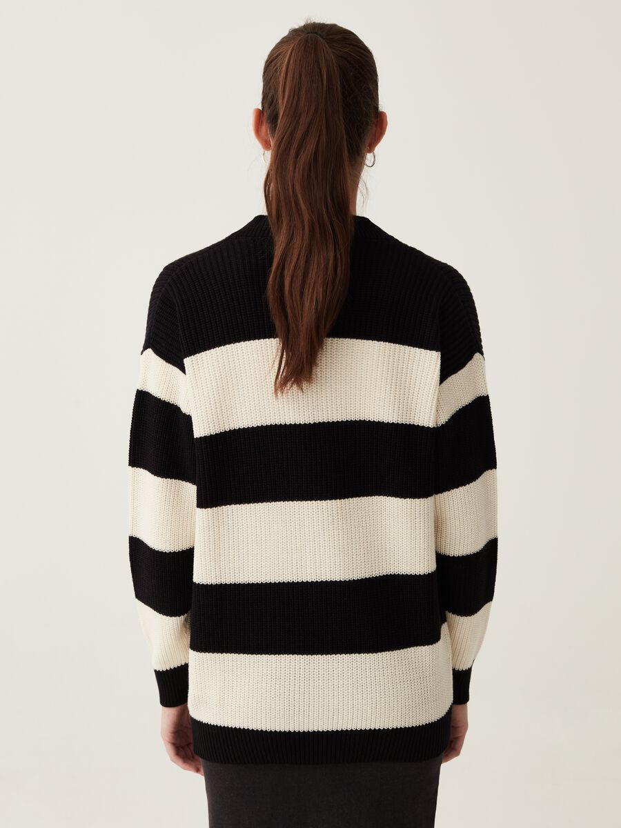 Cardigan a righe con scollo a V_2