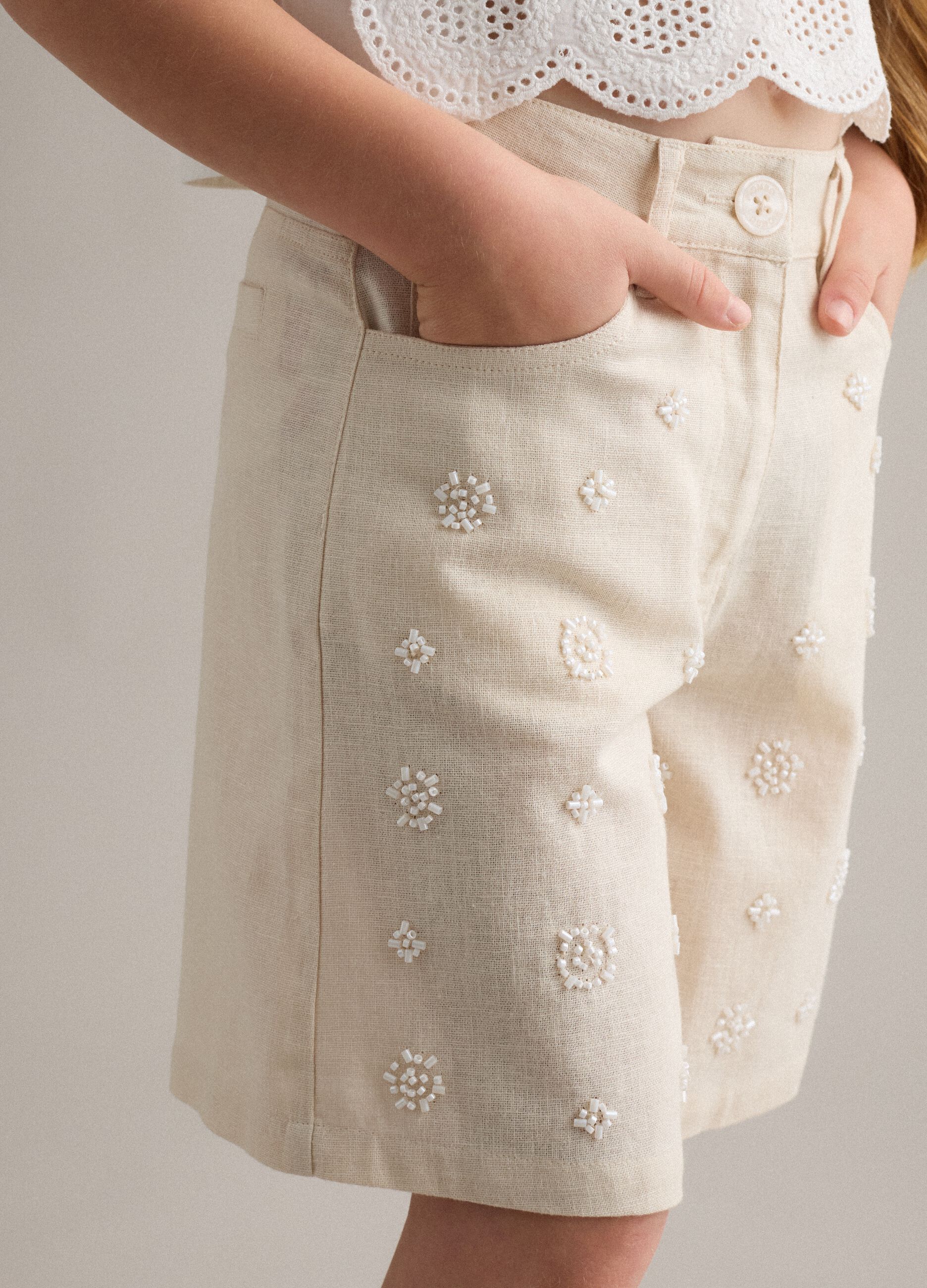 Shorts beige in misto cotone e lino con ricami