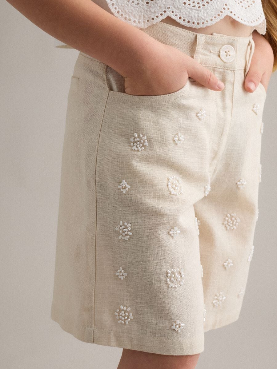 Shorts beige in misto cotone e lino con ricami_2