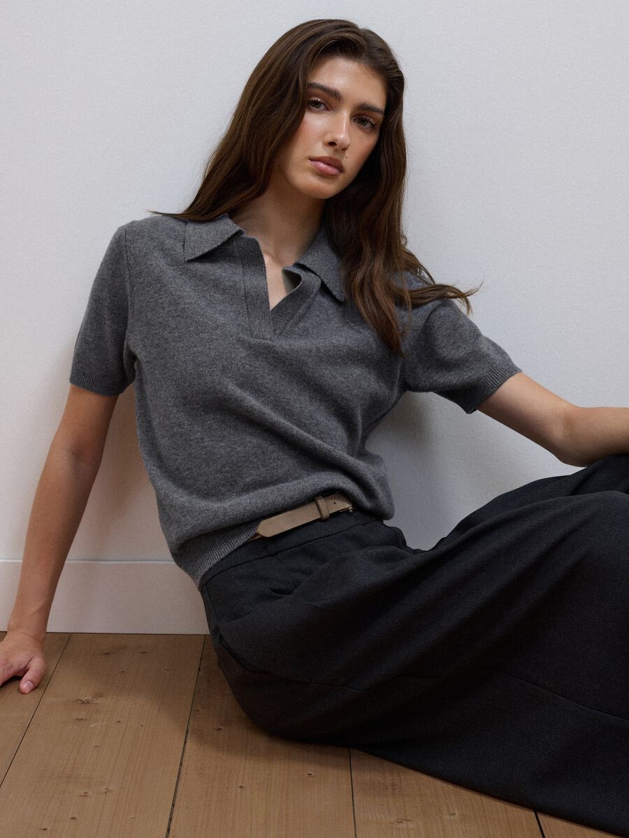 Maglia grigia in pura lana con colletto polo over fit_0