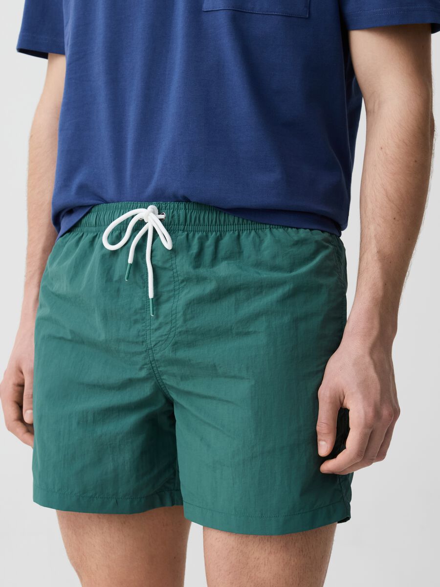 Swimming trunks with solid colour drawstring_1