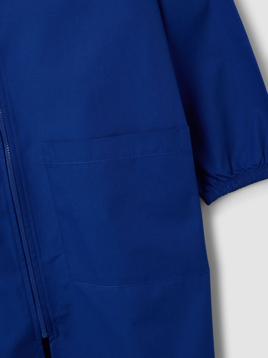 Blue boys&rsquo; school apron with zip and go-kart embroidery_3