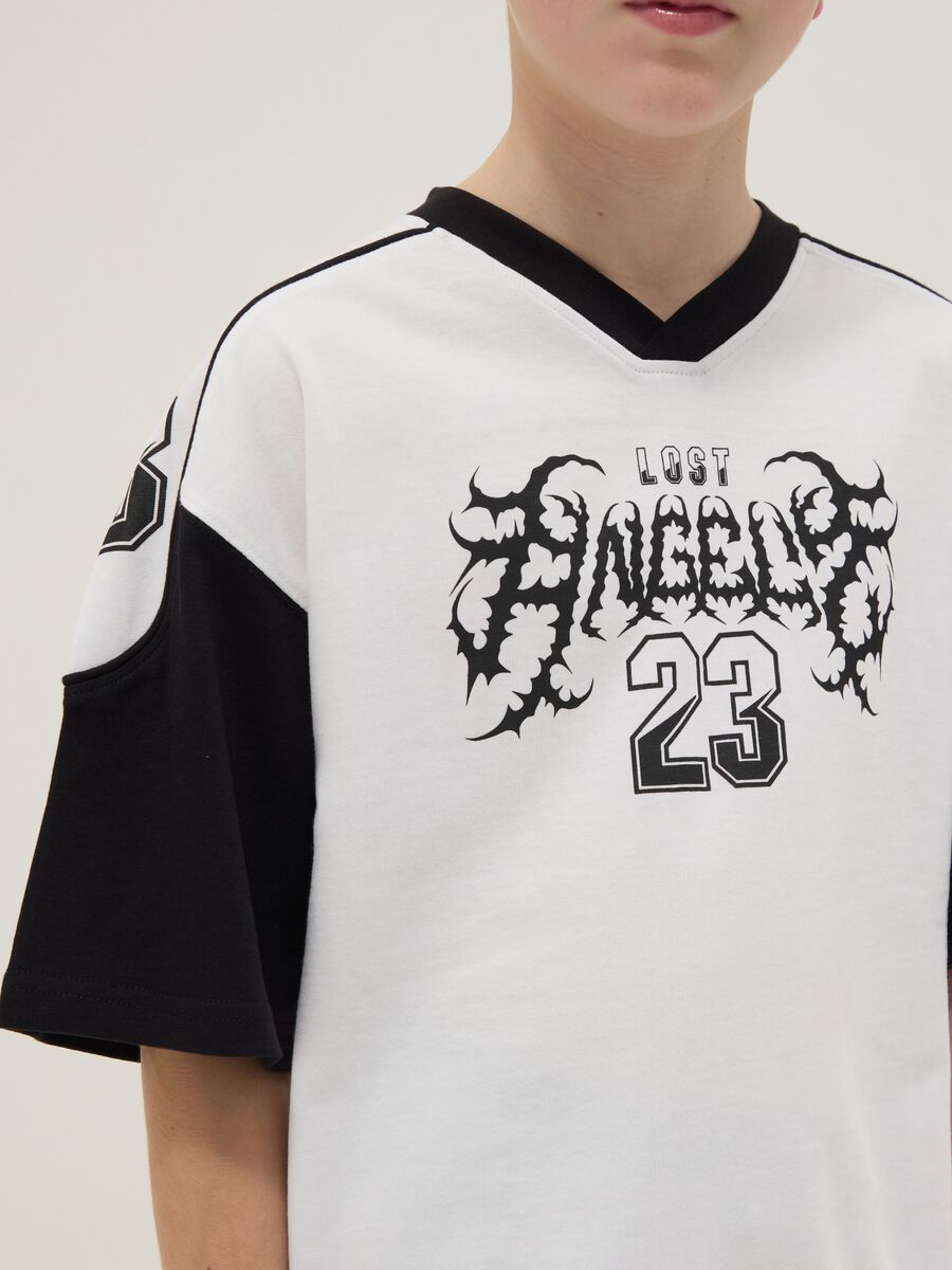 T-shirt in puro cotone multicolor da bambino oversize fit con stampe_2