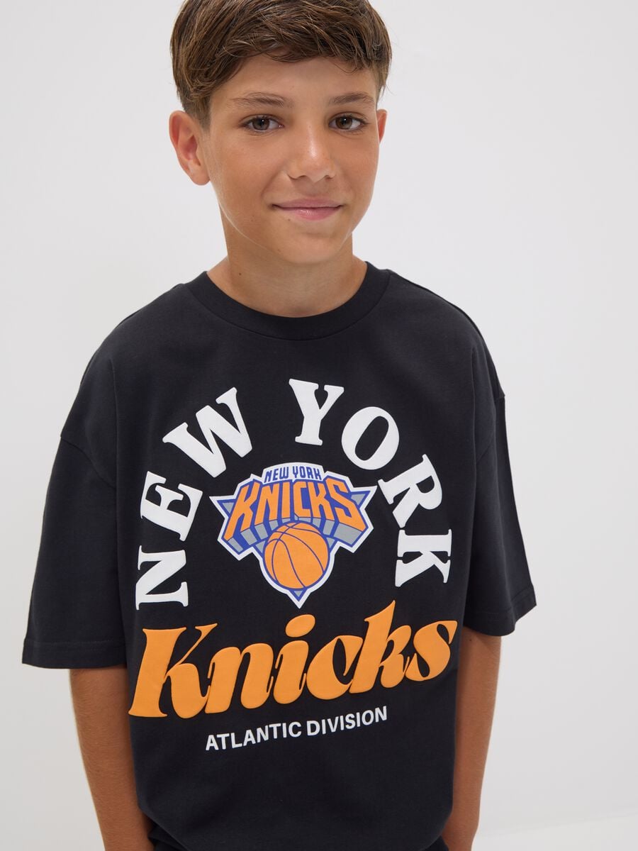 T-shirt nera in puro cotone con stampa New York Knicks per ragazzo_0