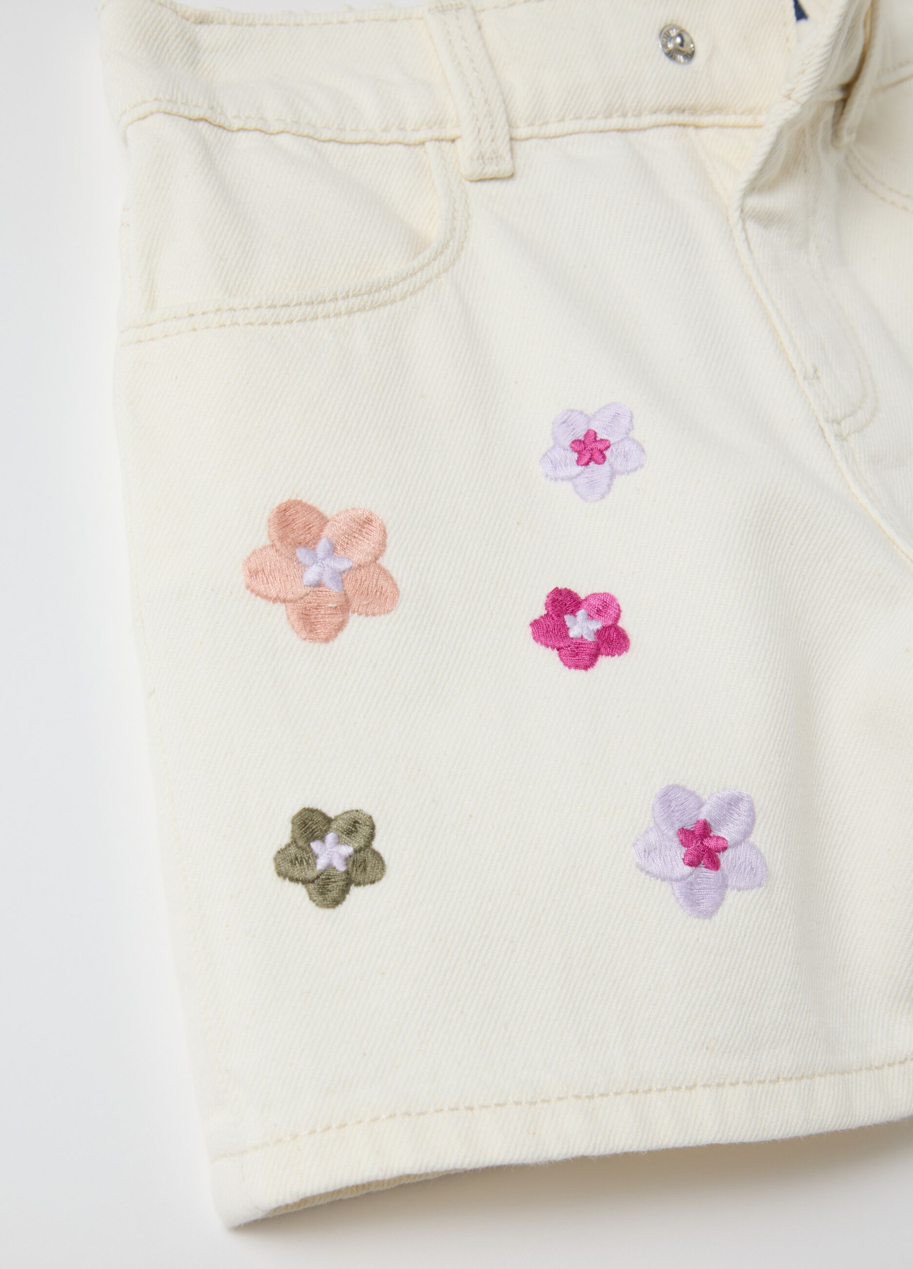 Beige cotton shorts with floral embroidery