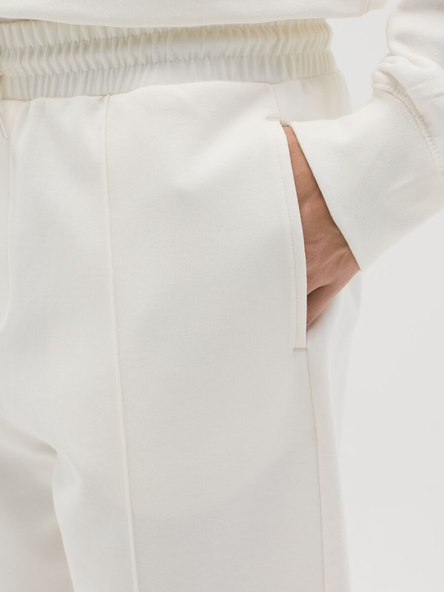 White Bermuda joggers in fleece_3