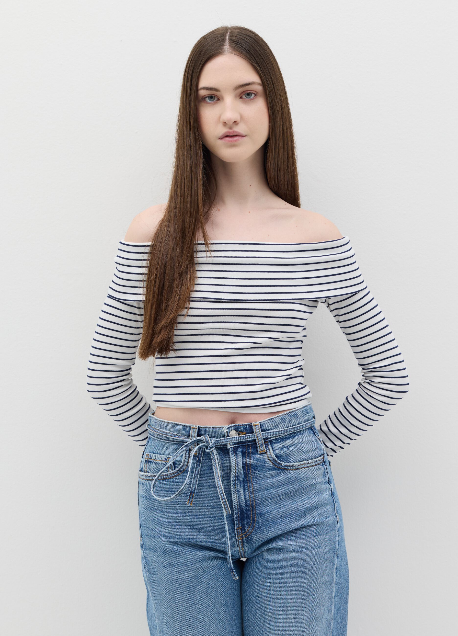 T-shirt con spalle scoperte