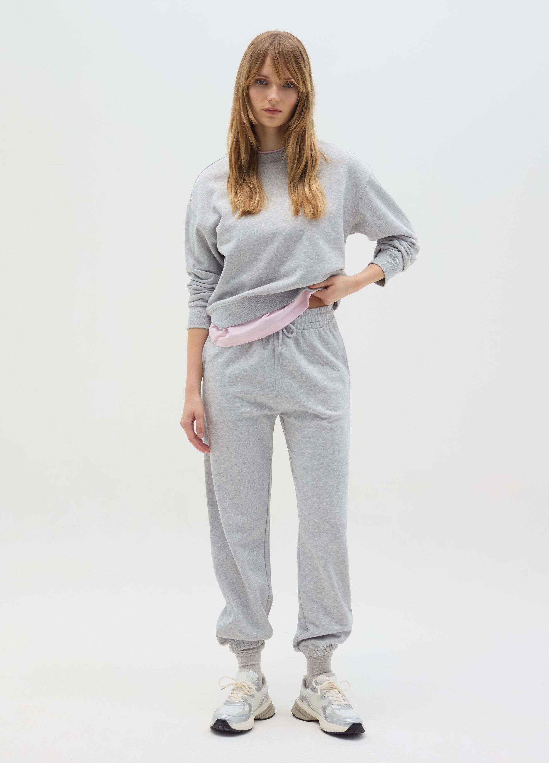 Essential sweatshirt with round neck