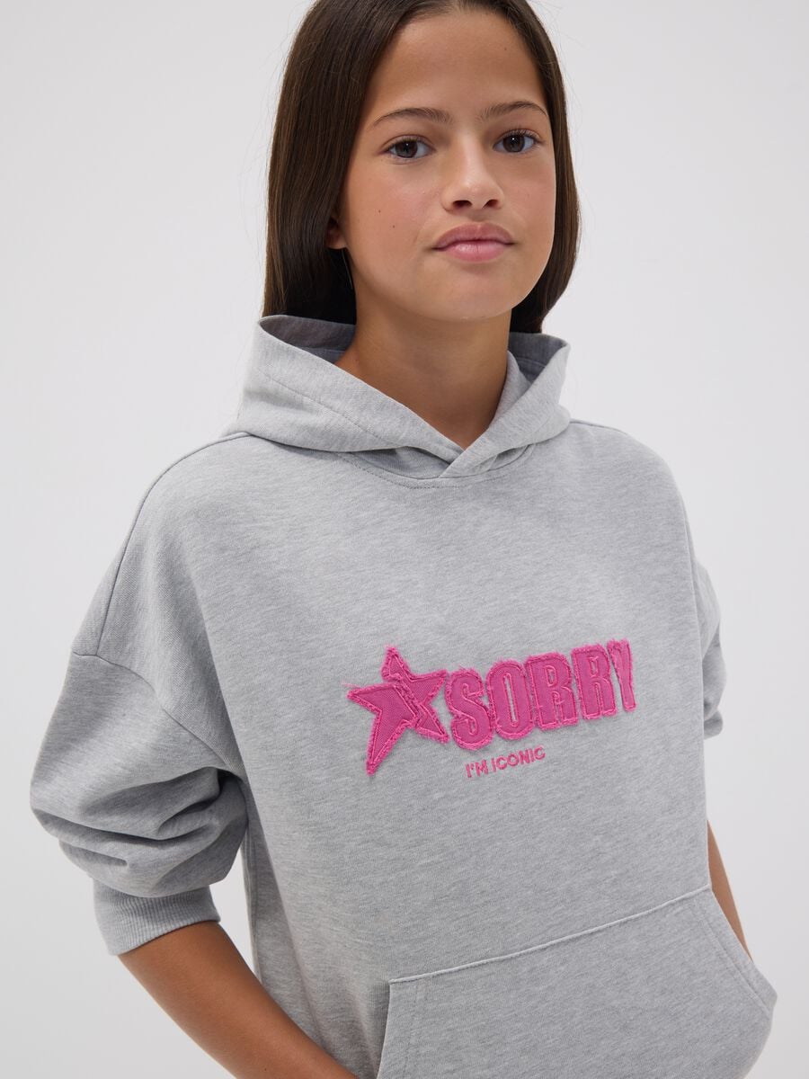 Felpa over grigia con cappuccio in misto cotone e ricamo "Sorry" per ragazza_1