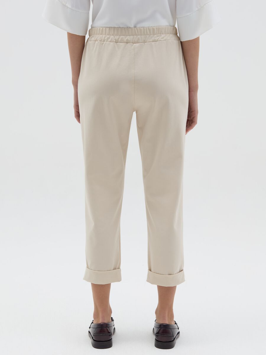 Cropped chino trousers with turn-ups_3