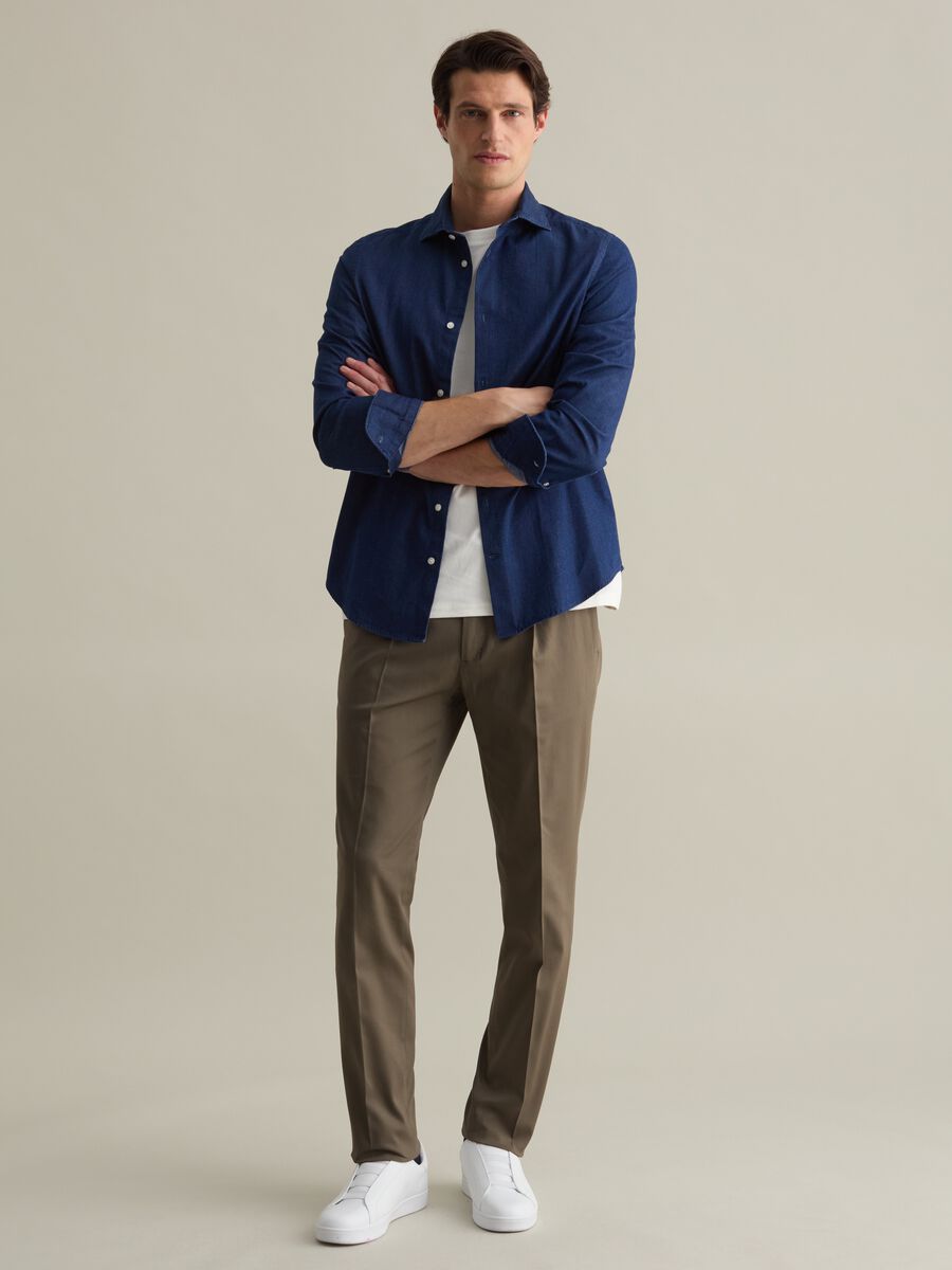 Contemporary chino trousers with darts_0