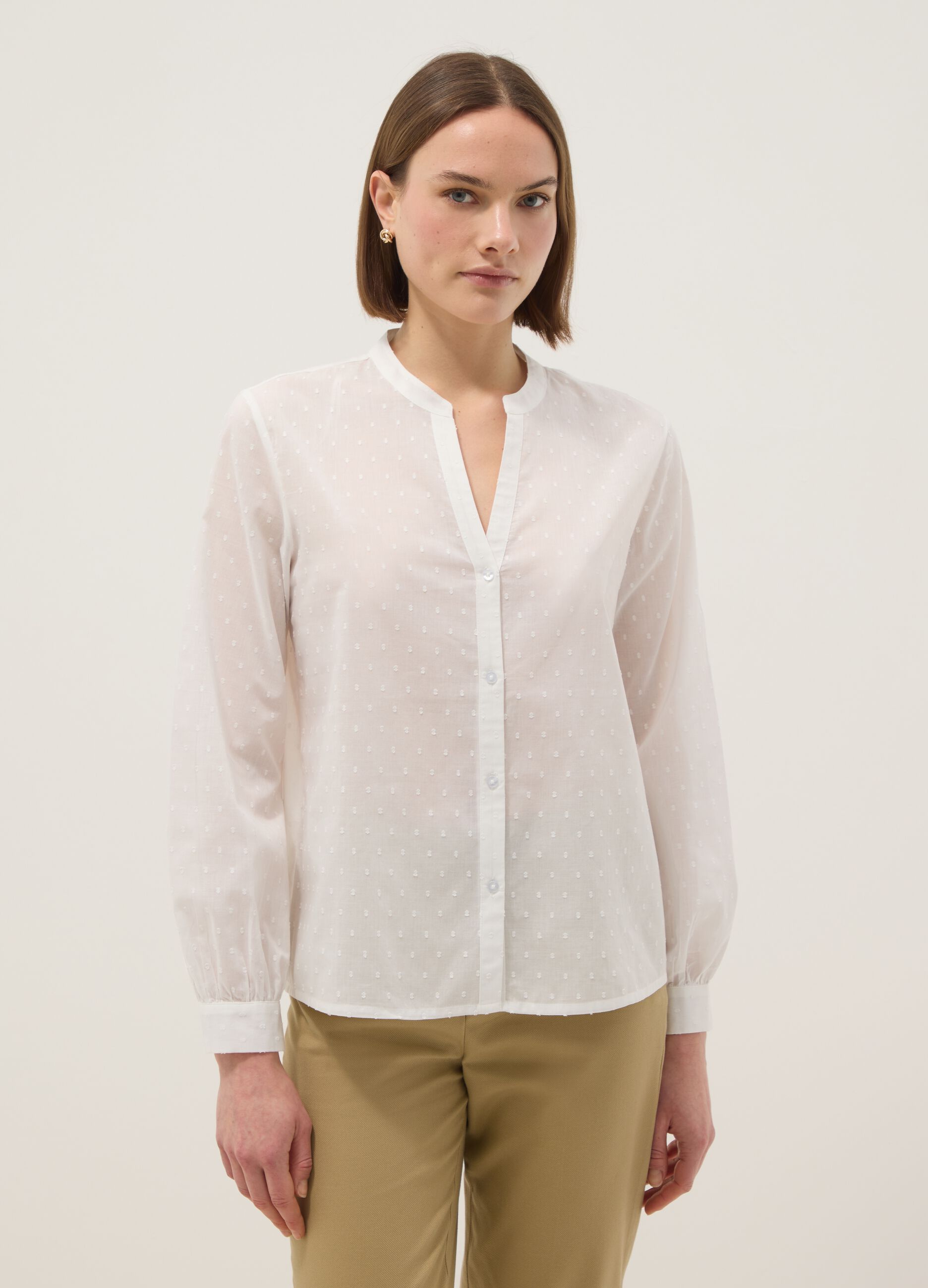 Camicia in puro cotone bianca regular fit deep V con pois