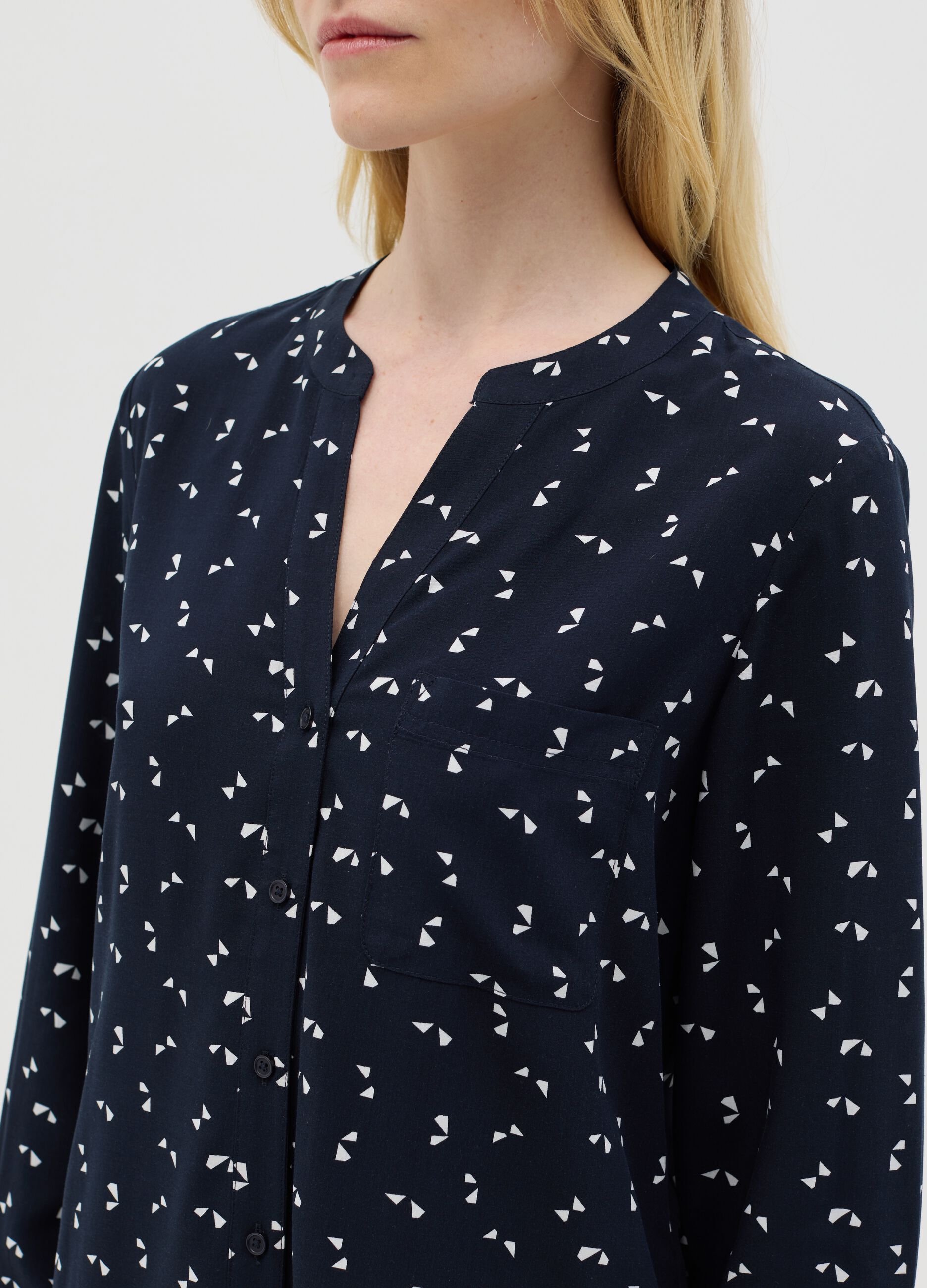 Blue shirt in viscose with micro print