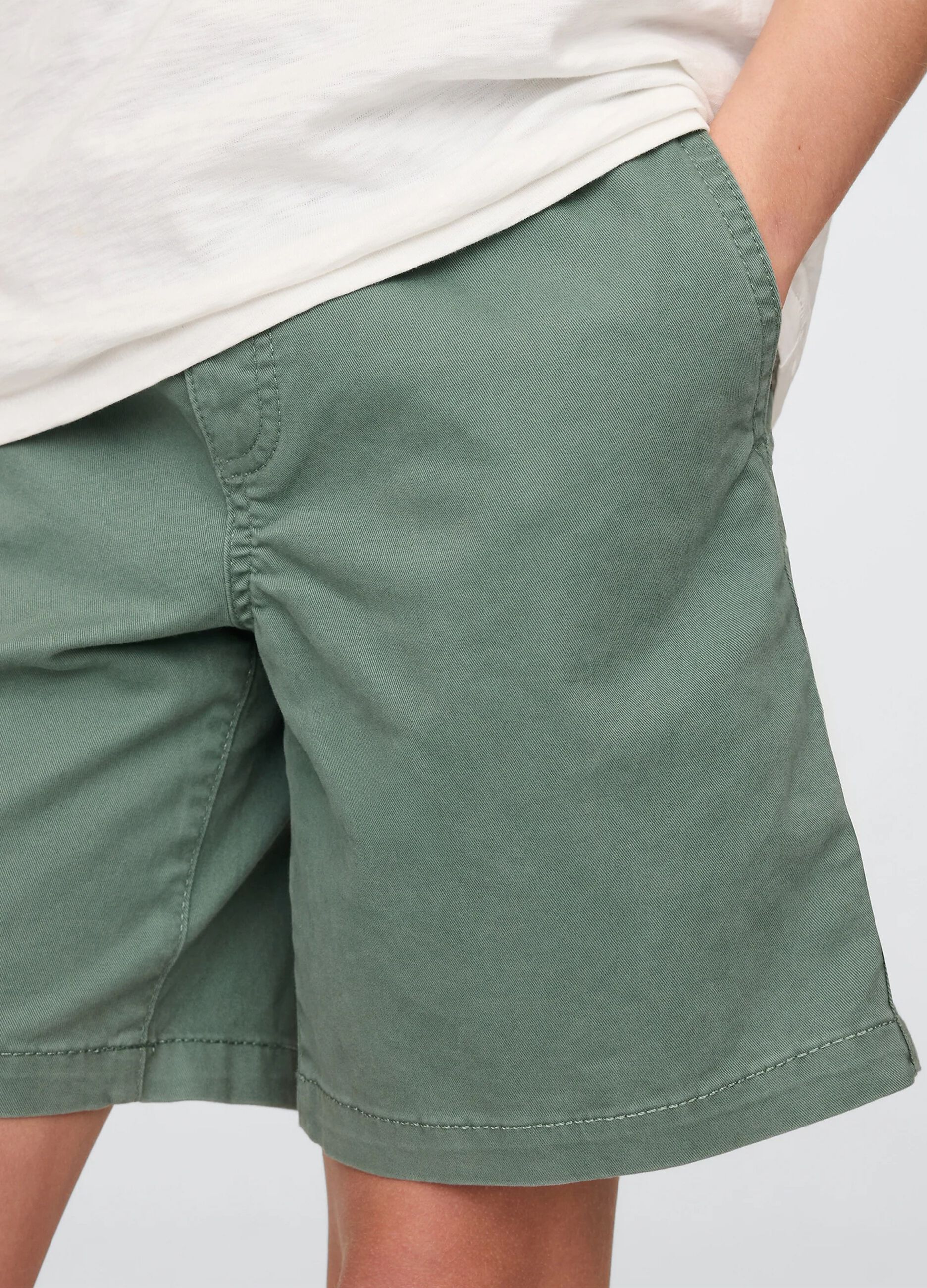 Green shorts in stretch cotton