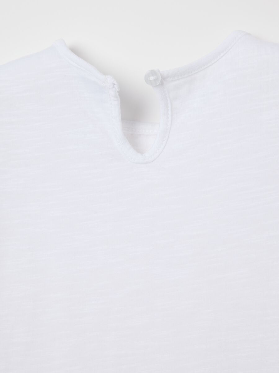 White cotton T-shirt with crochet flowers_3