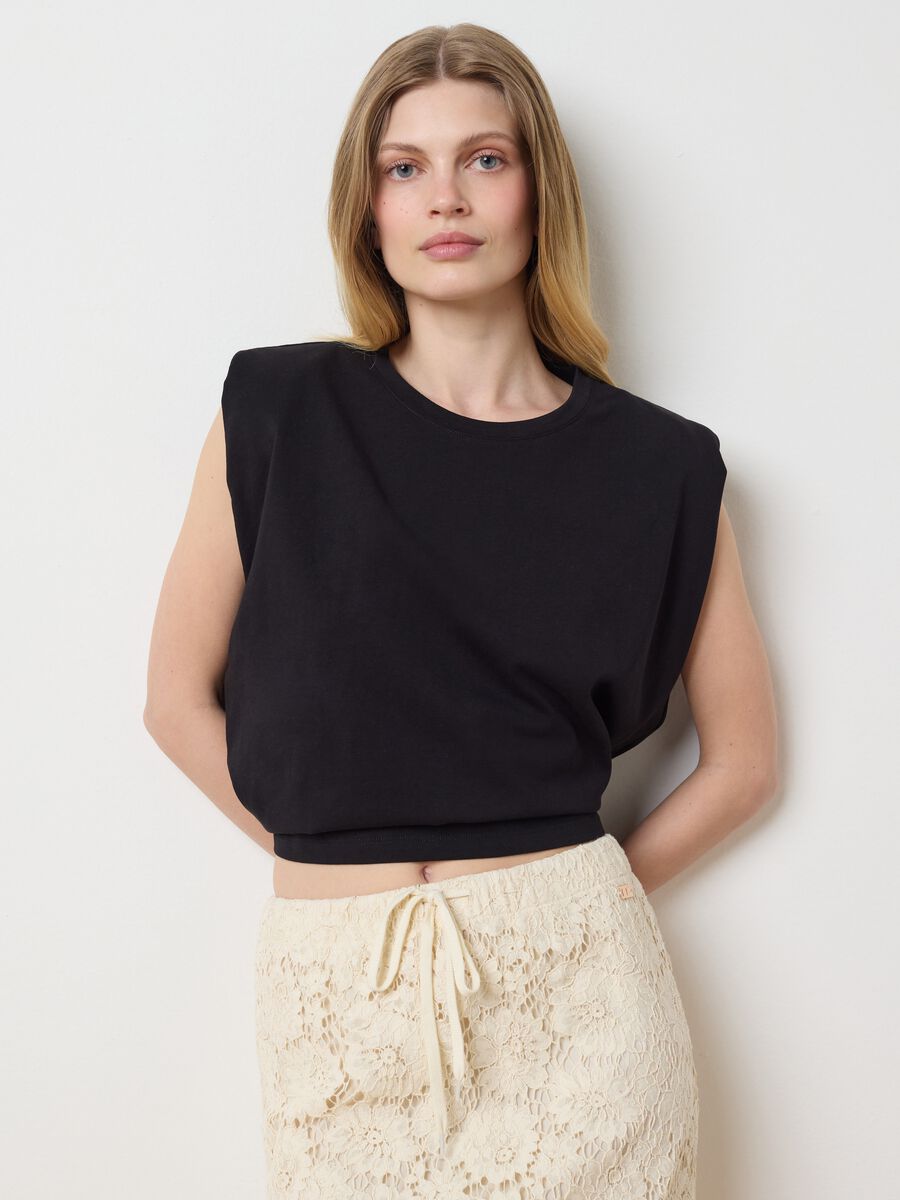 Black sleeveless boxy-fit T-shirt with spaghetti straps_1