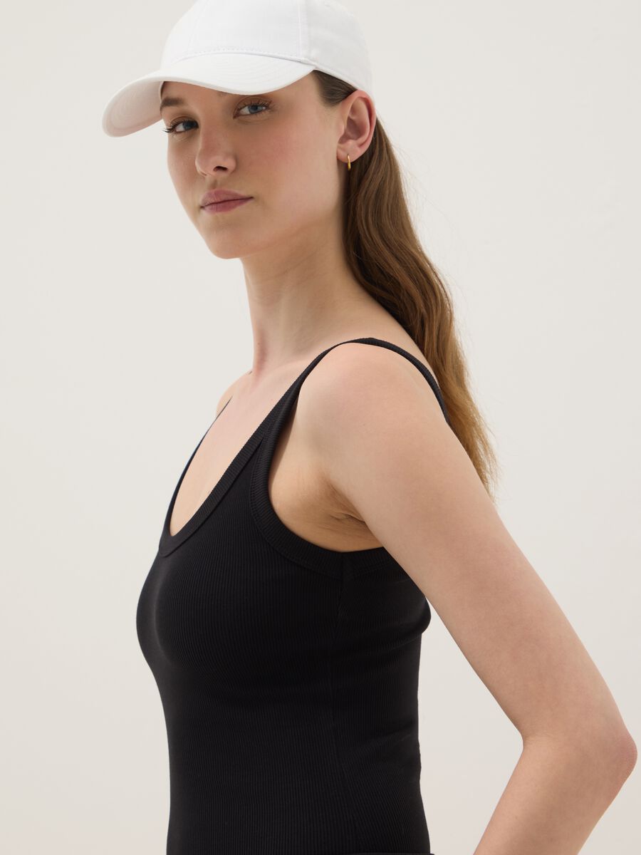 Body nero in cotone elasticizzato a costine con scollo ampio_1