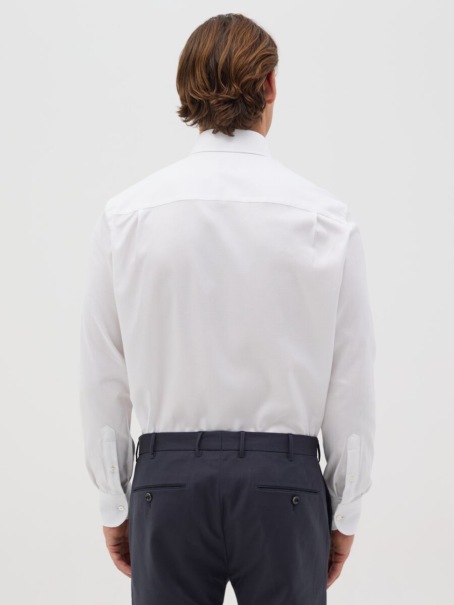 Men’s white regular-fit shirt in 100% cotton with cutaway collar_1