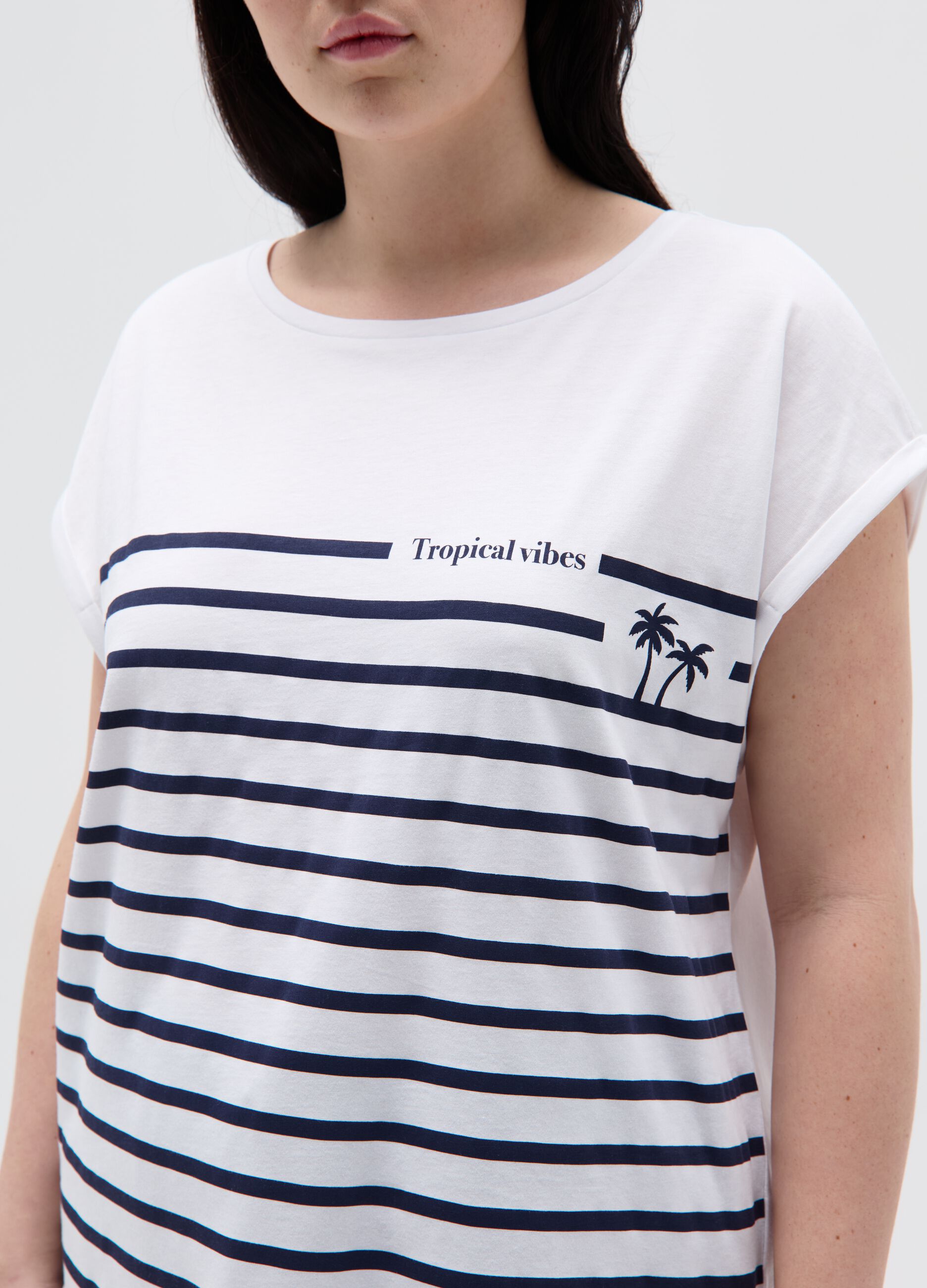T-shirt a righe con stampa tropicale Curvy