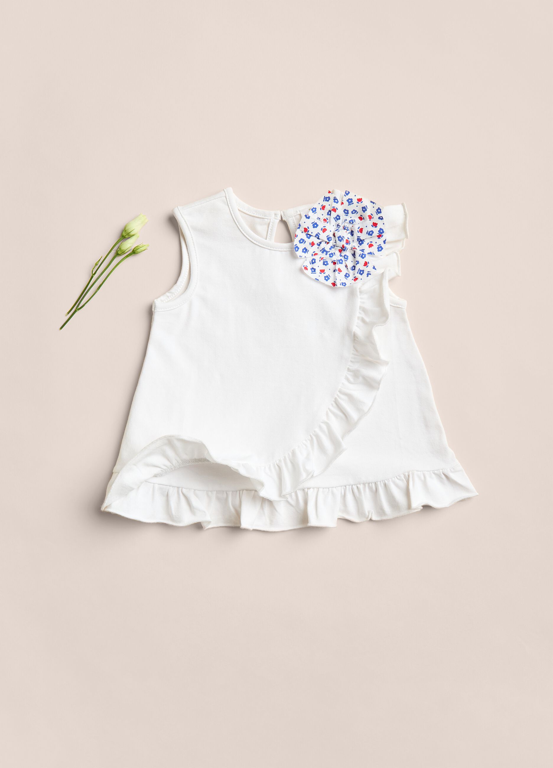 Maglietta in cotone elasticizzato con fiore e balza IANA_0