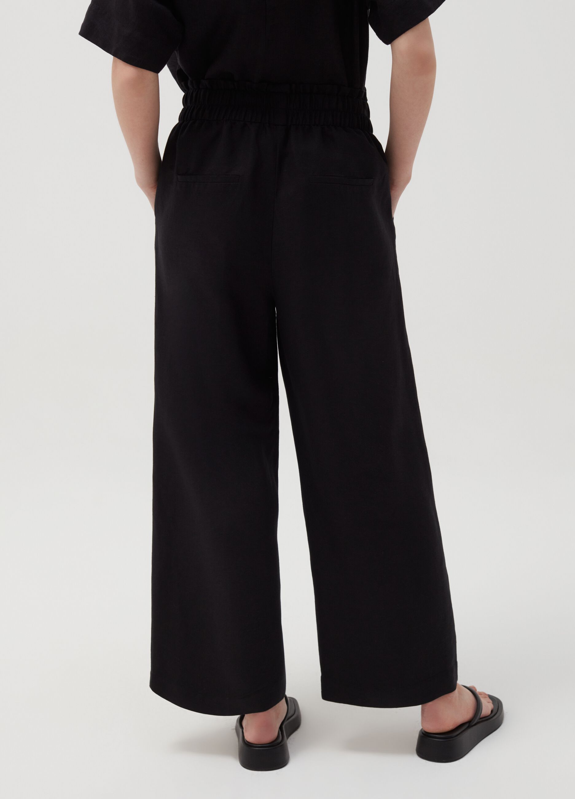 Wide-leg trousers in viscose and linen