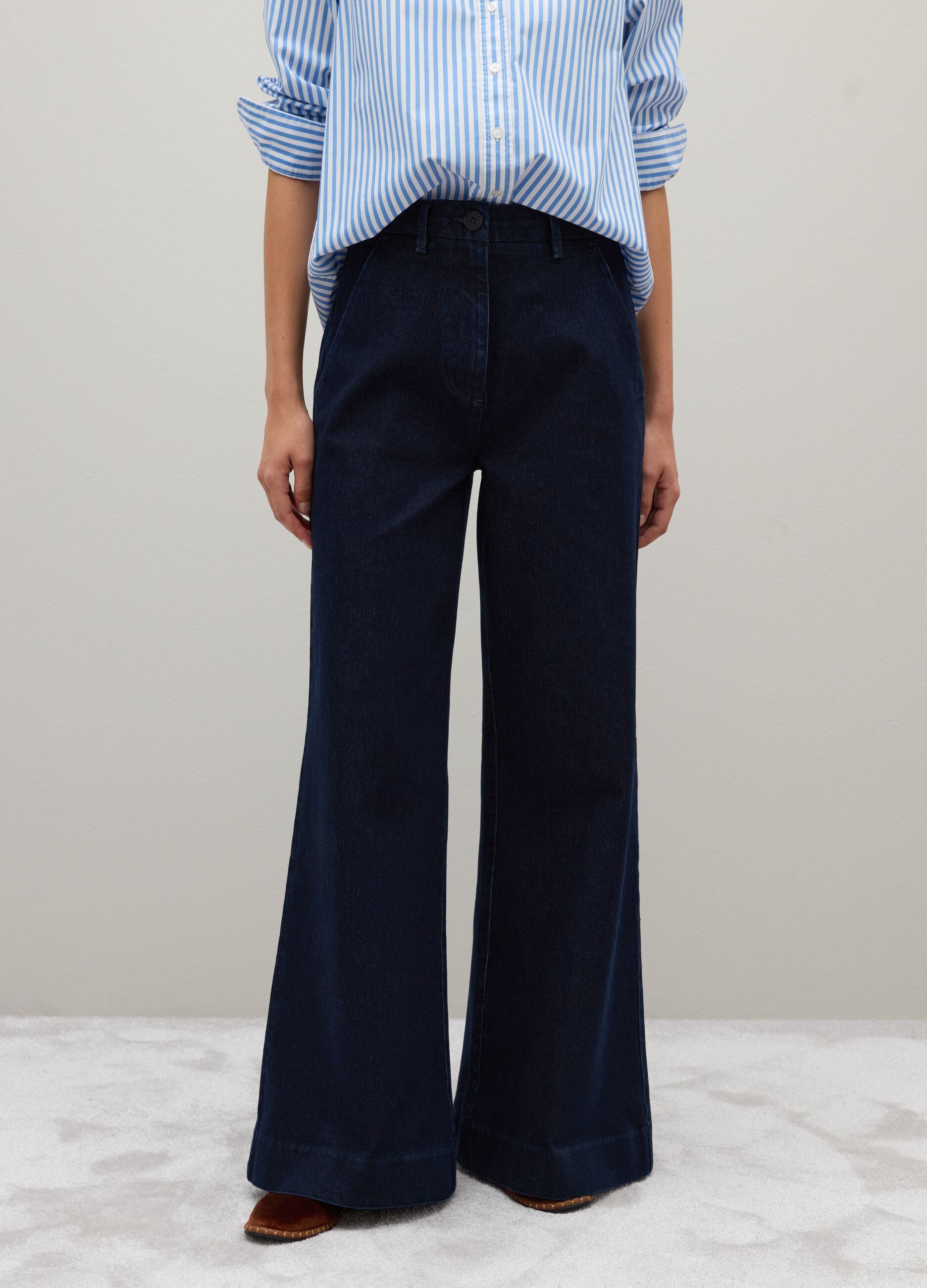Jeans in denim blu a gamba larga elasticizzati