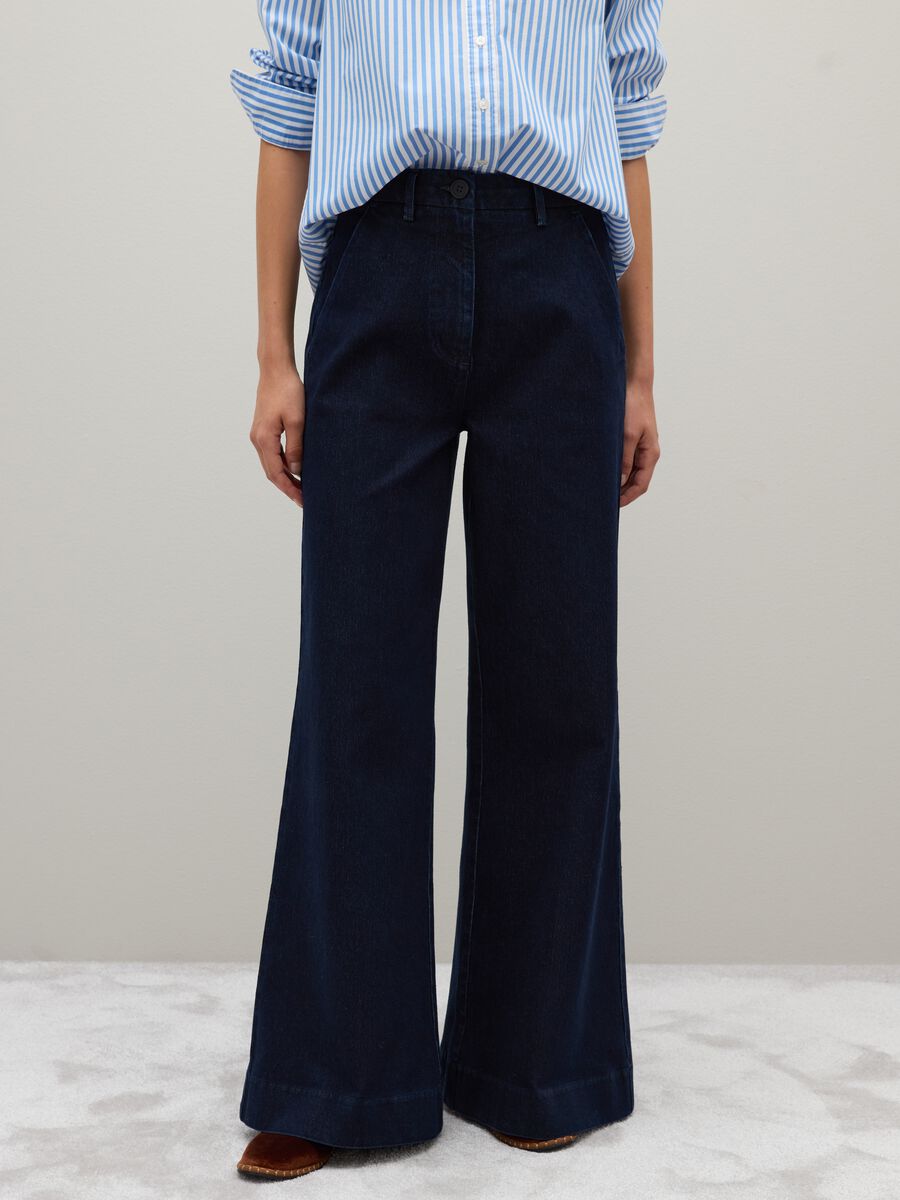 Jeans in denim blu a gamba larga elasticizzati_1