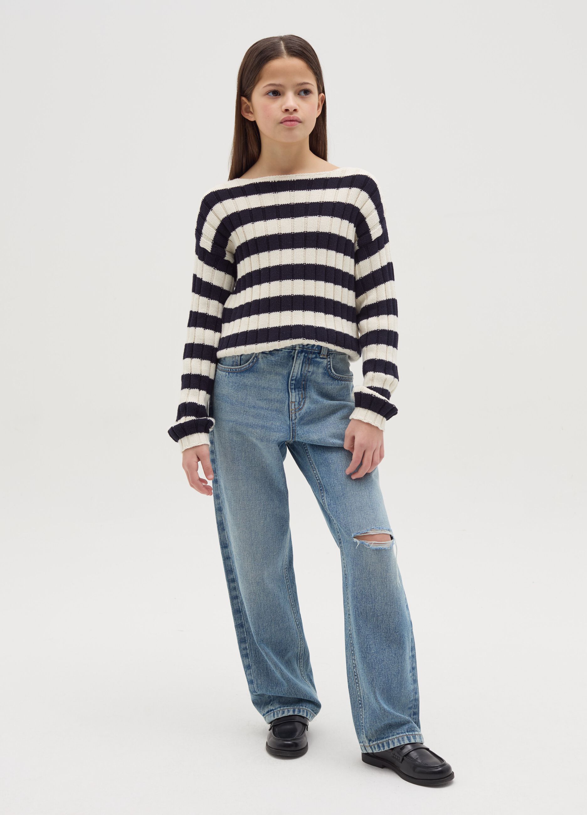 Straight-fit distressed jeans with five pockets
