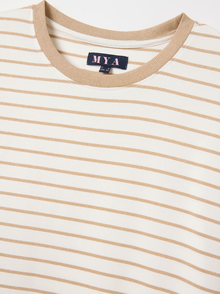 Curvy beige T-shirt with stripes_1