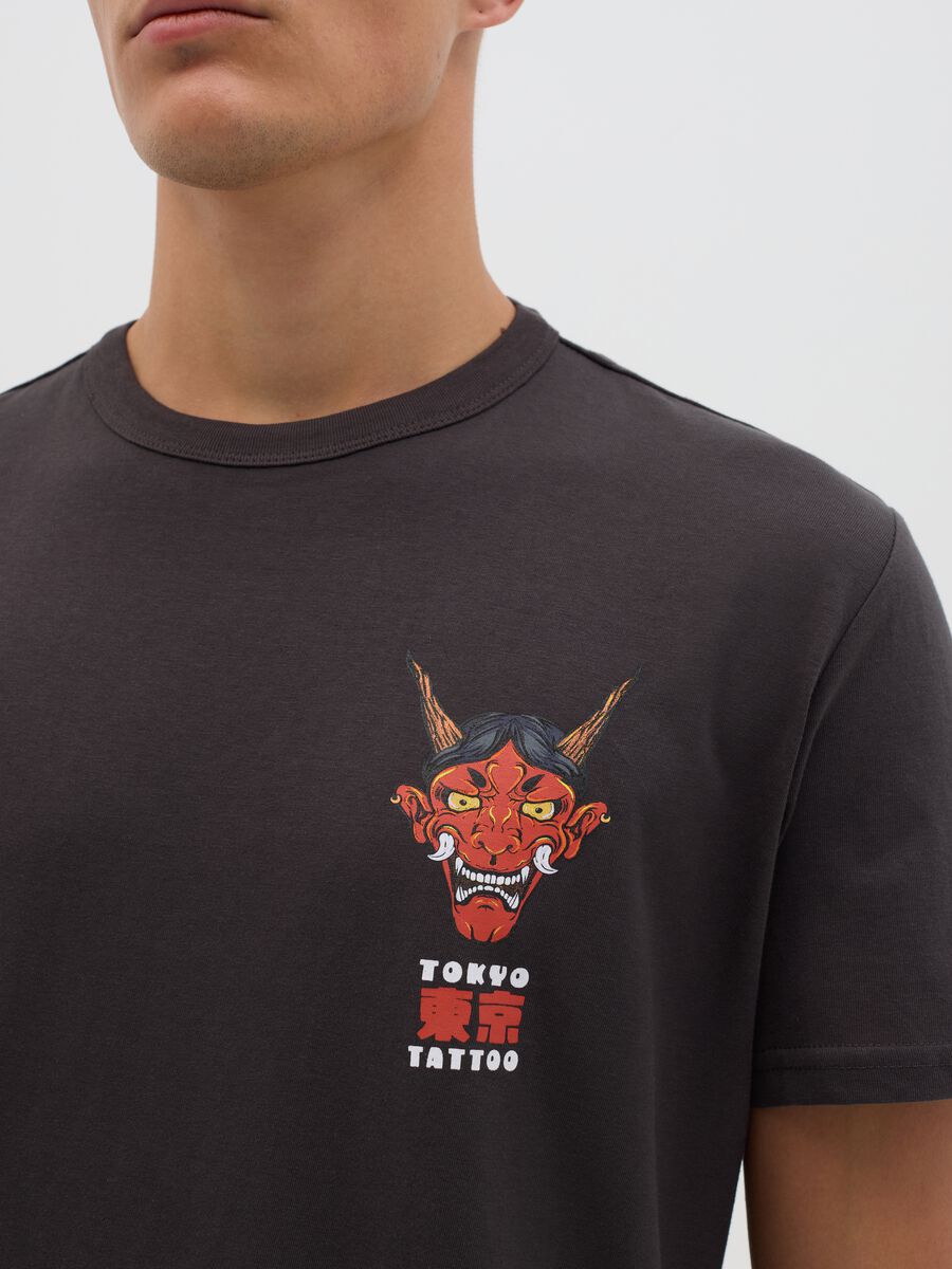 Black short-sleeve T-shirt with Tokyo Tattoo print_2
