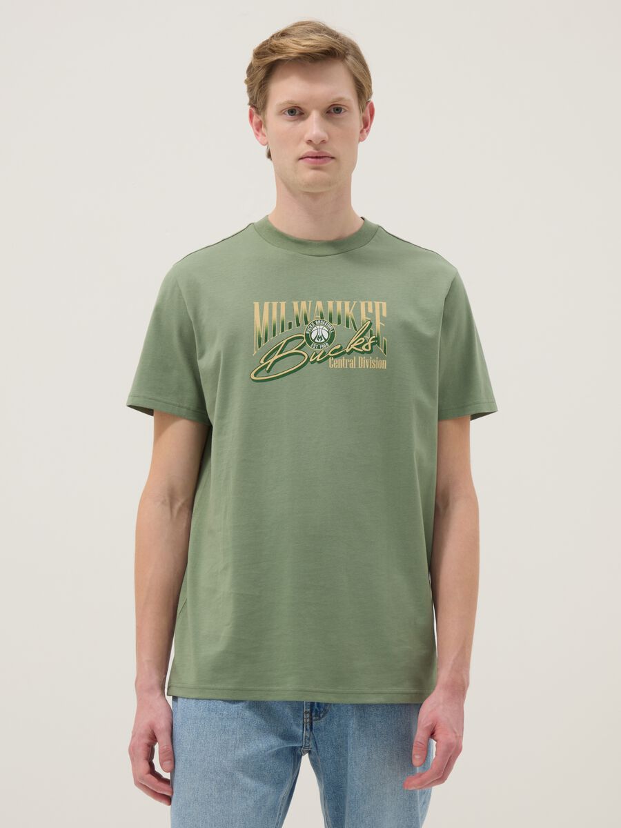 T-shirt in puro cotone verde regular fit con stampa Milwaukee Bucks_1