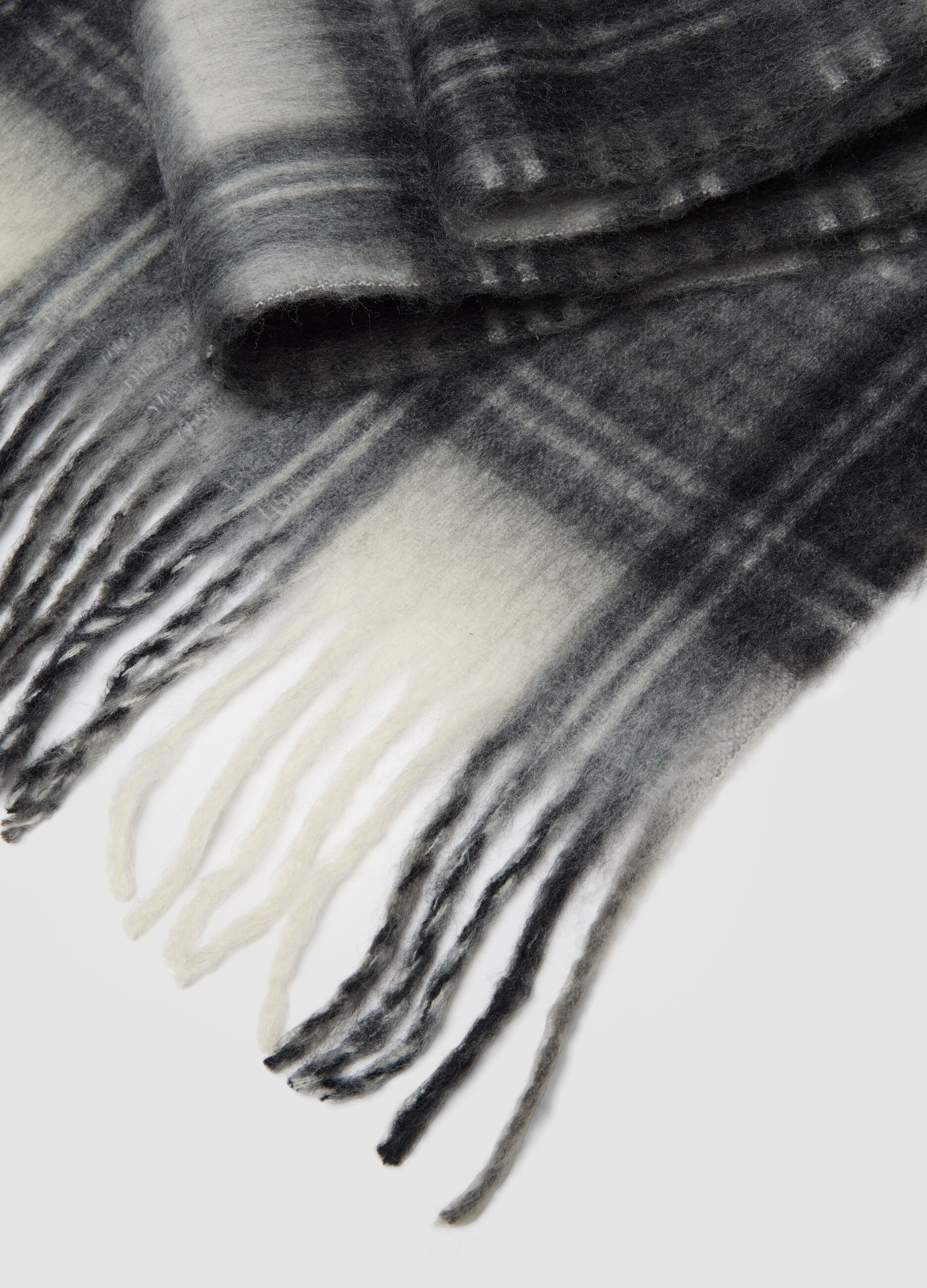 Grey checked scarf with fringes