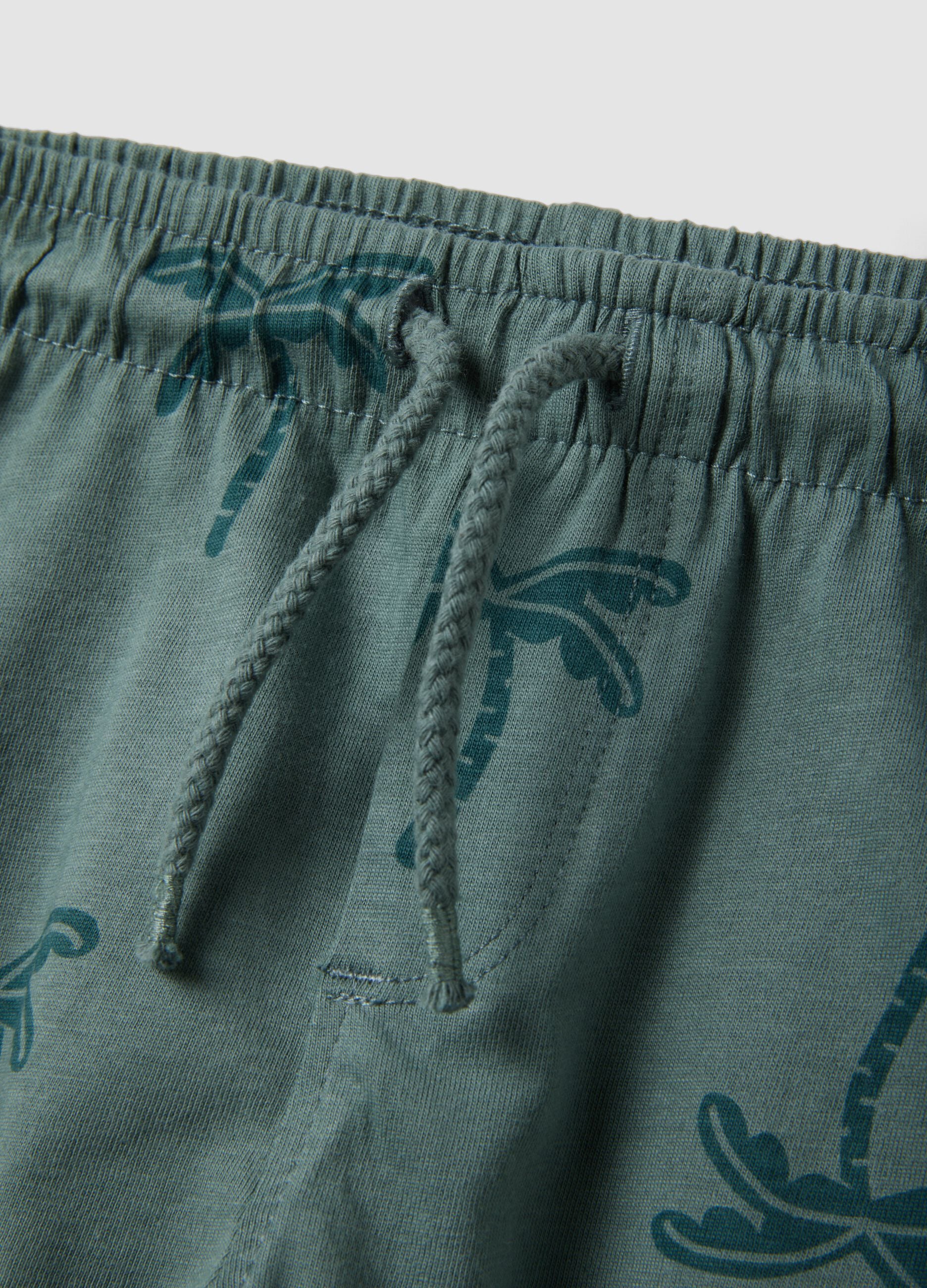 Green organic cotton shorts with palm print