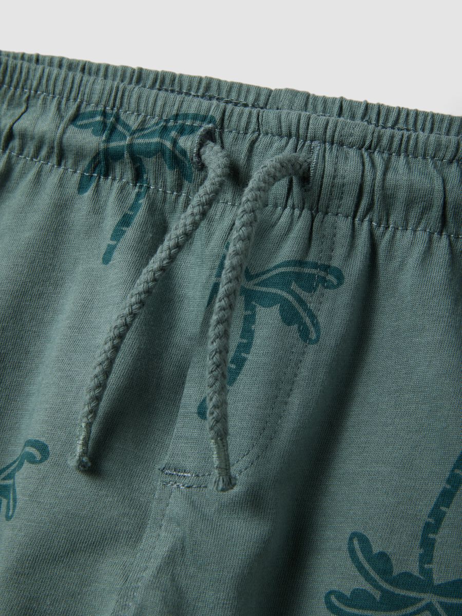 Green organic cotton shorts with palm print_2