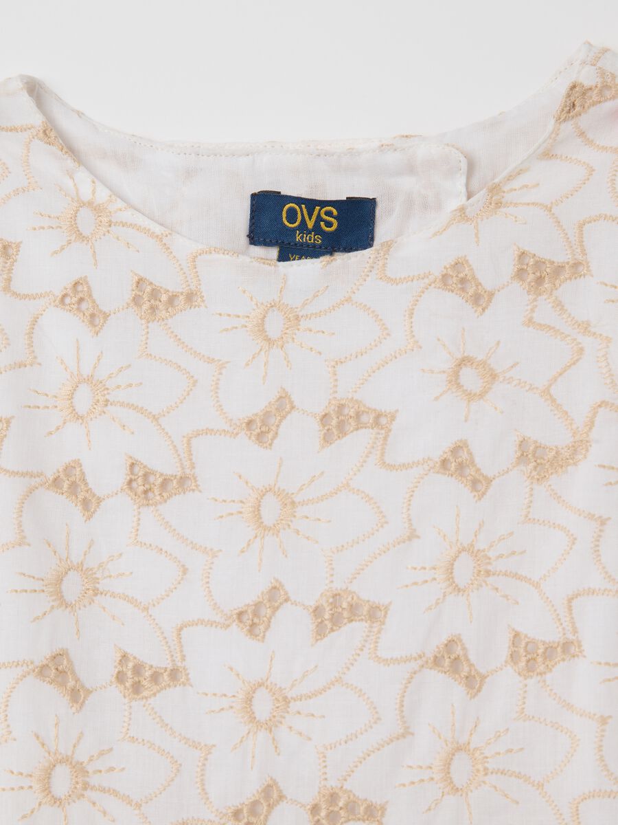 Sleeveless dress with white flower print in cotton_3