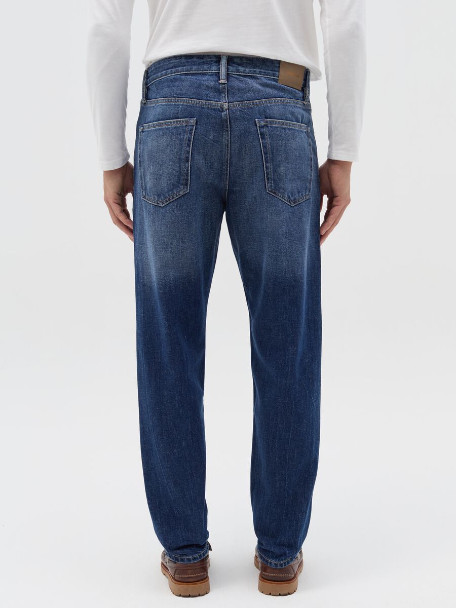 Relaxed-fit jeans with fading_3
