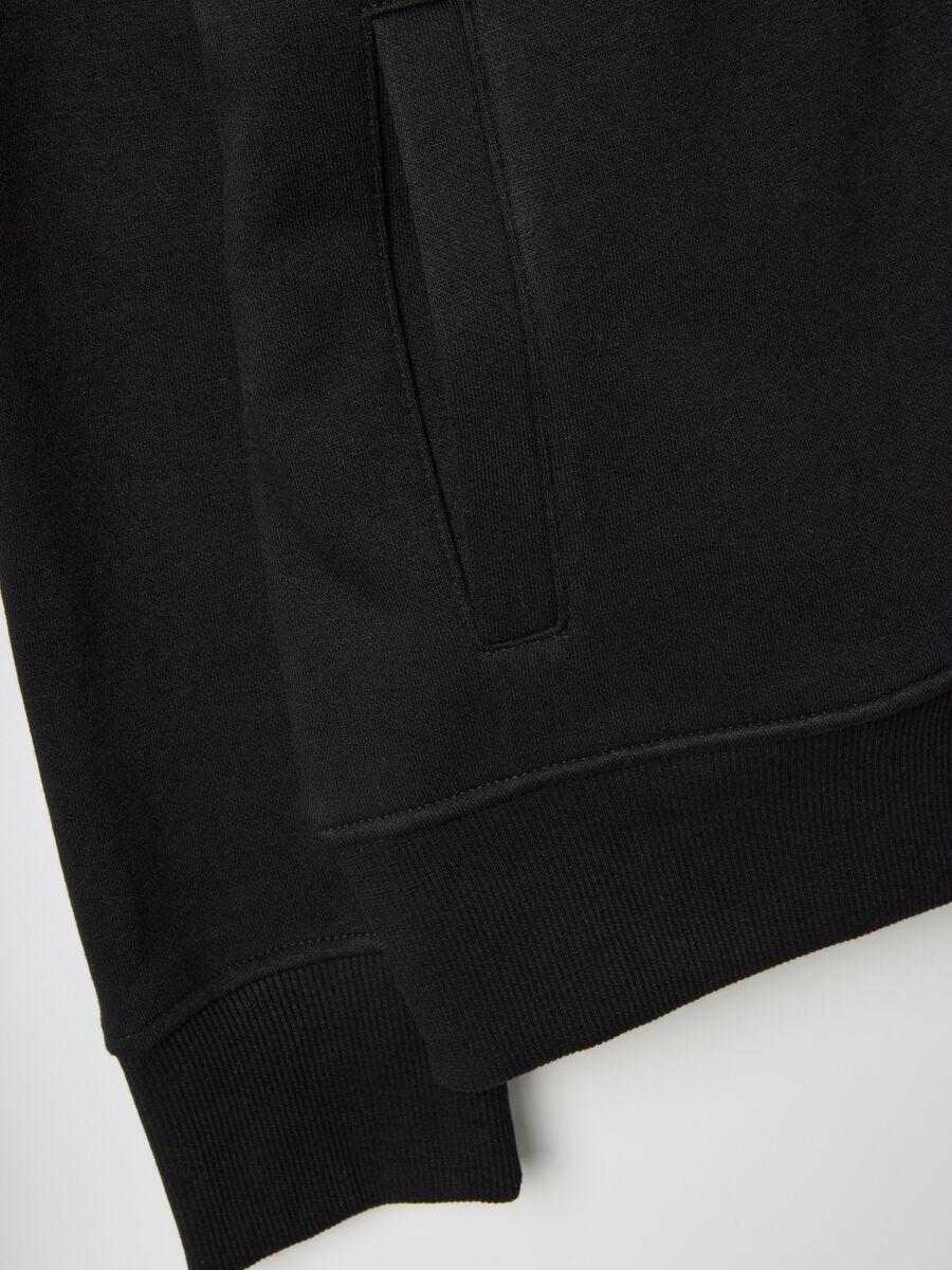 Black cotton-blend regular fit hoodie with full zip_5