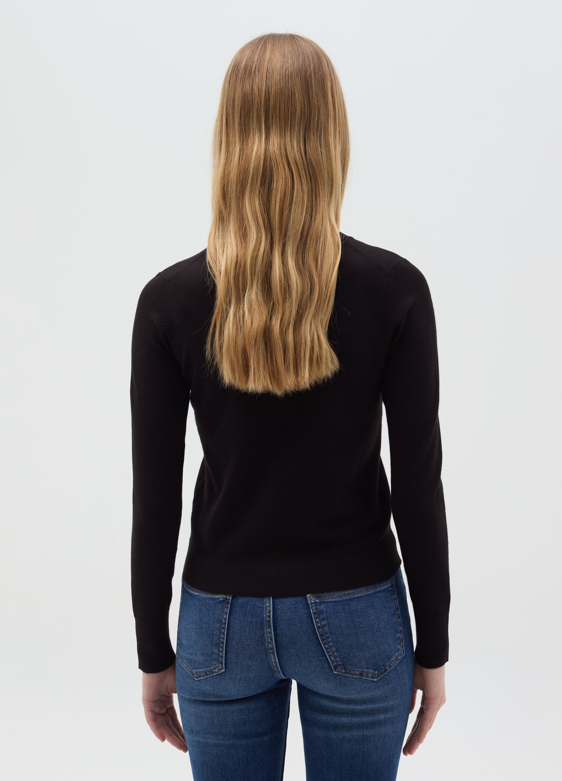 Top with round neck and long sleeves