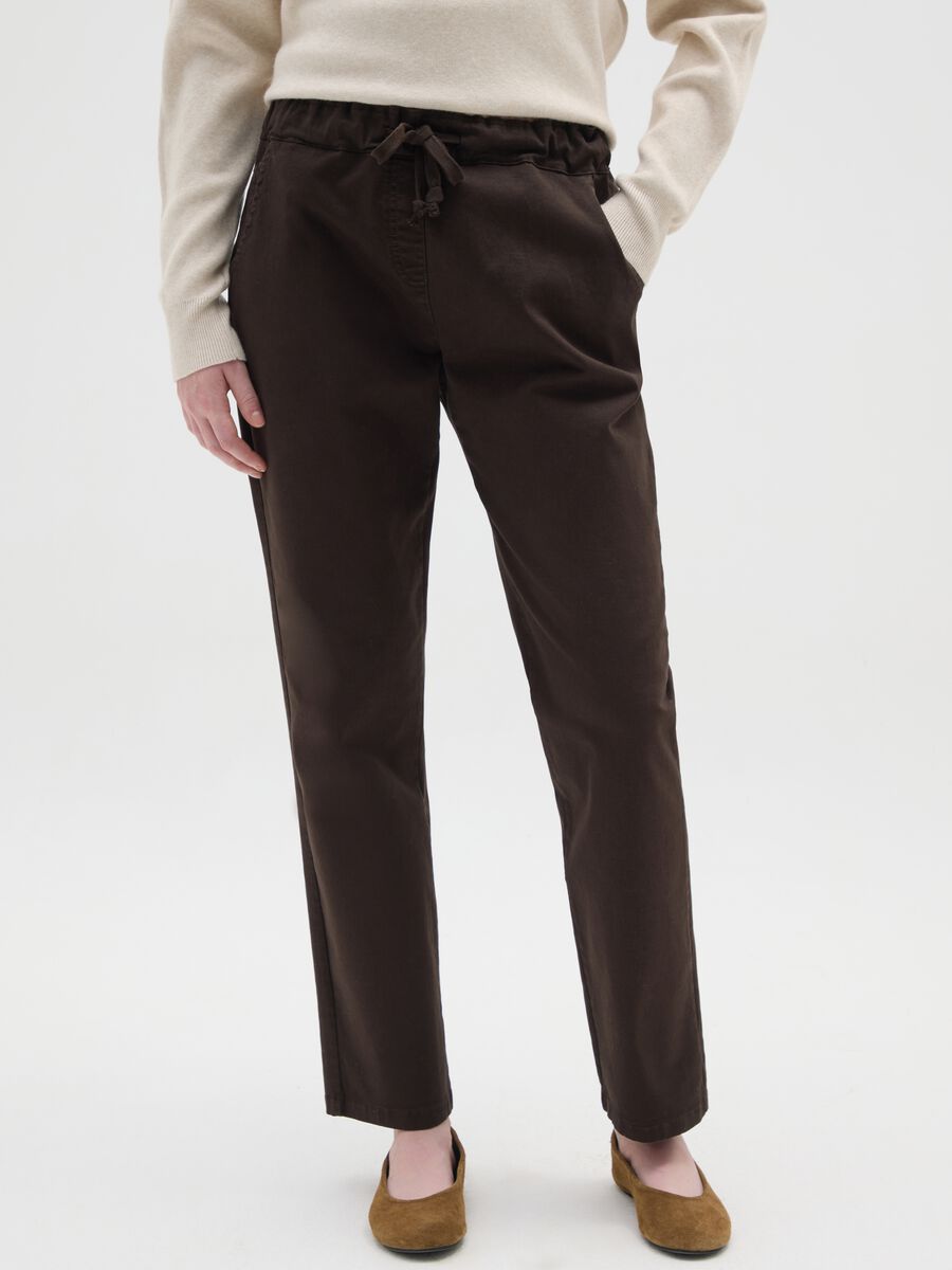 Pantaloni in cotone elasticizzato marroni regular fit_1