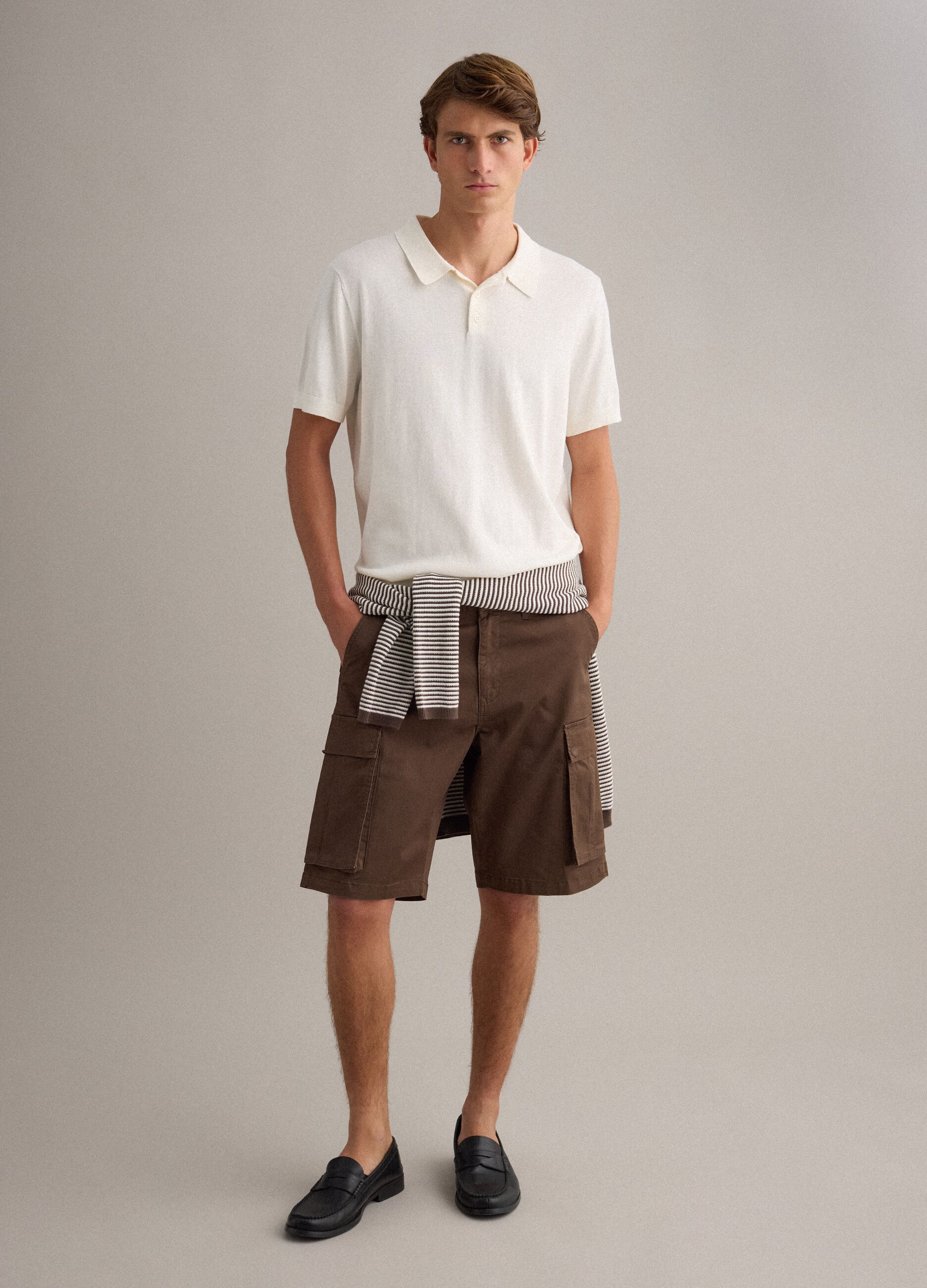 Brown stretch cotton cargo shorts, regular fit