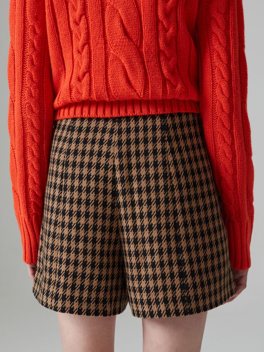 Shorts pied de poule con bottoni dorati_2