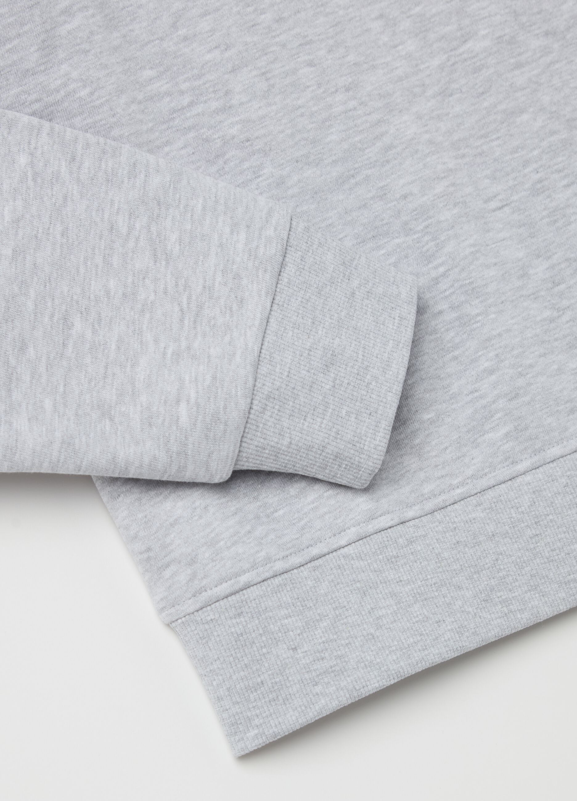 Essential sweatshirt with round neck