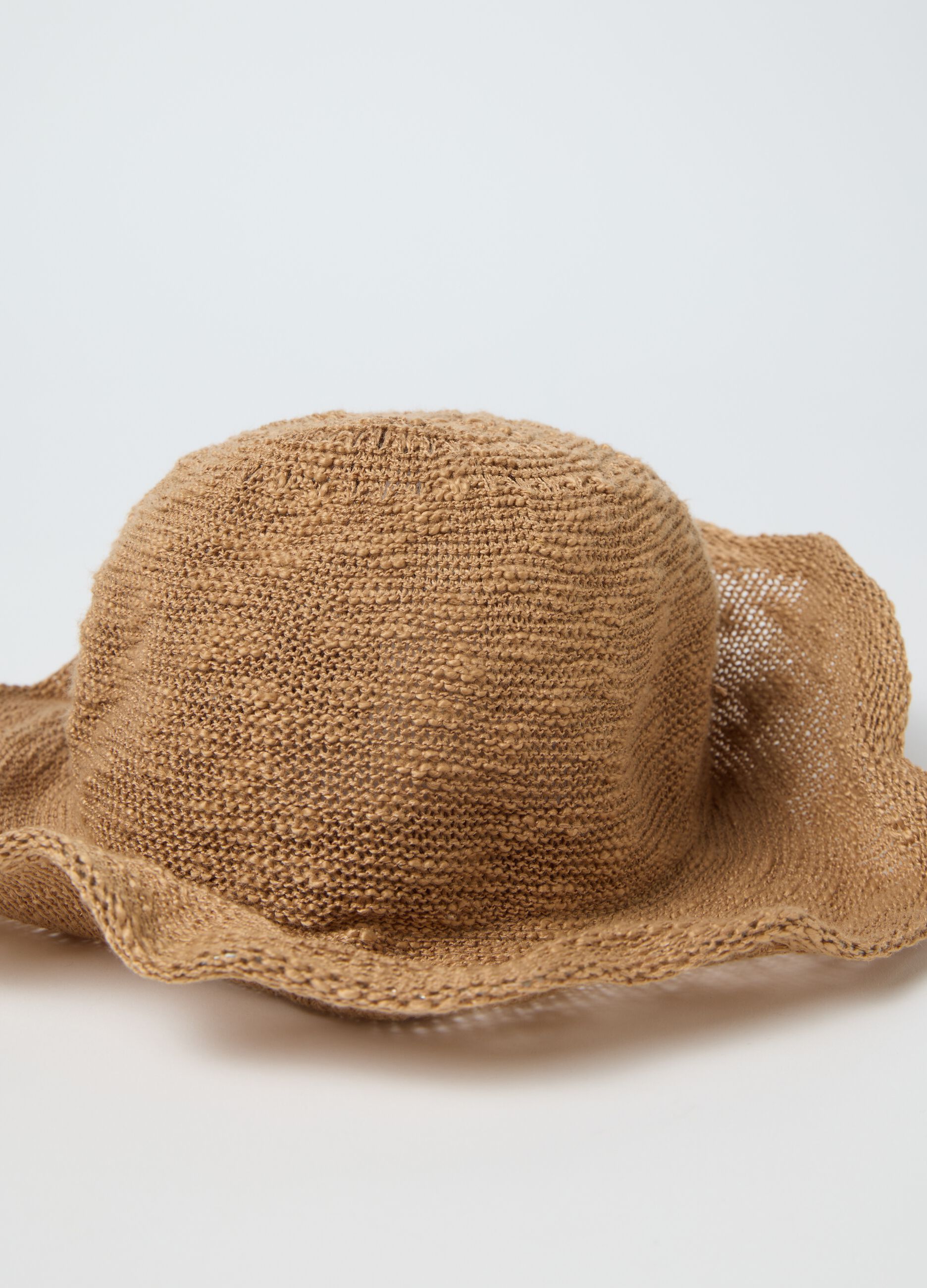 Cappello a cloche marrone lavorato a maglia